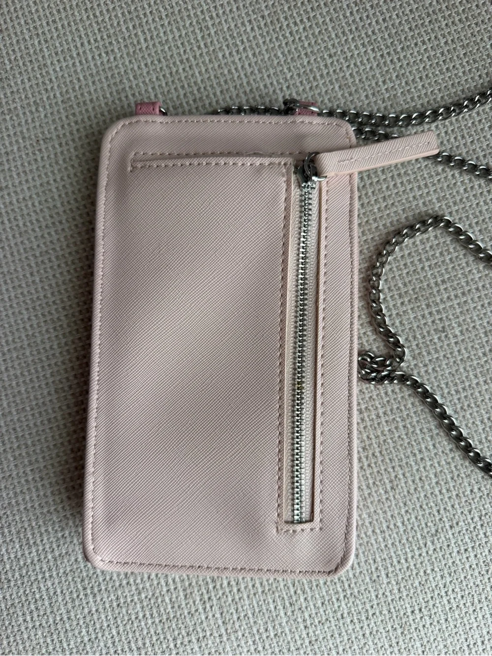 GUESS Blush Pink Chain Crossbody Phone Case with zipper comprar behind